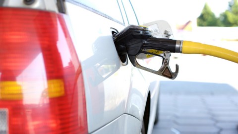 Benzine prijs in Nederlands stijgt boven de 2,10 euro
