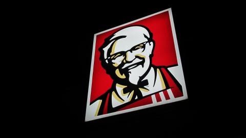KFC stopt door corona met slogan 'it's finger lickin' good'