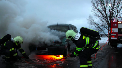 Auto met oplegger in brand op A7 bij Berkhout