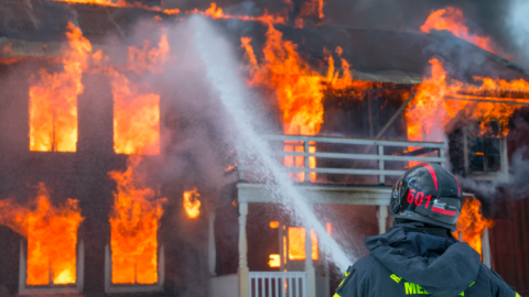 Door grote brand is een bedrijfspand in Grootebroek verwoest